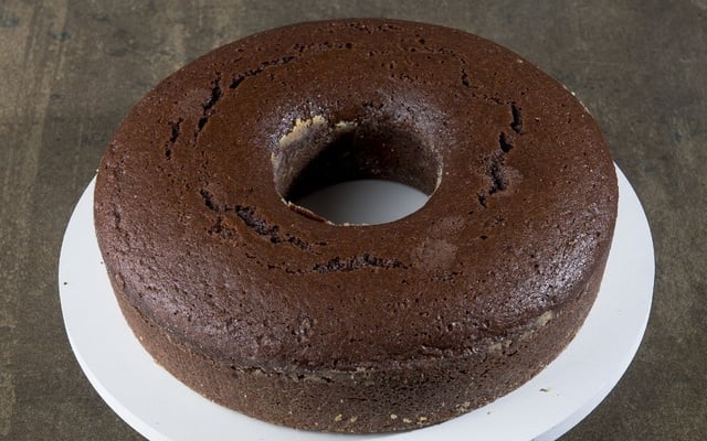 Bolo de chocolate sem glúten e sem caseína em recipiente