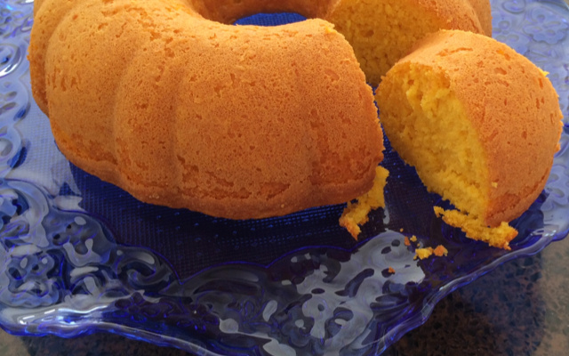 Bolo de cenoura com suco de laranja
