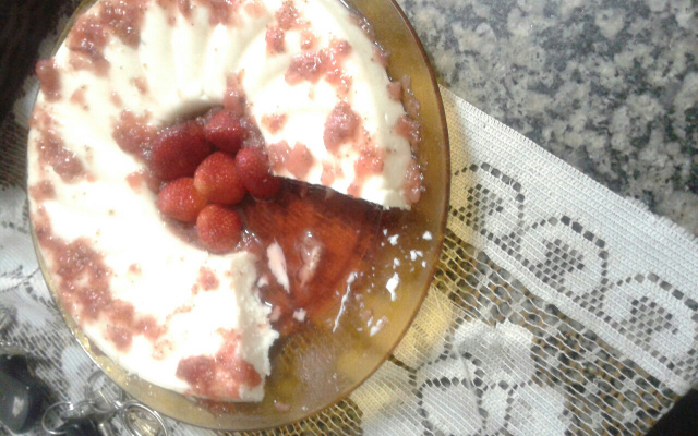 Manjar de coco com calda de morango