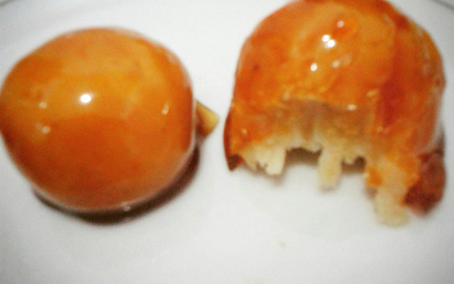 Bala de coco caramelizada (bala baiana ou bala de ovo)