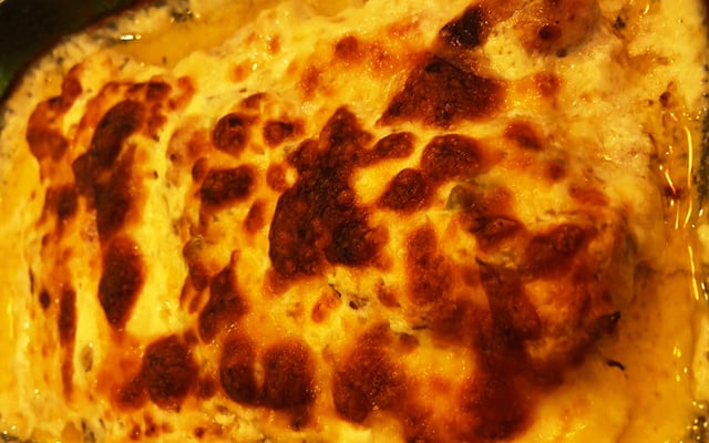 Peito de frango com molho branco e alecrim