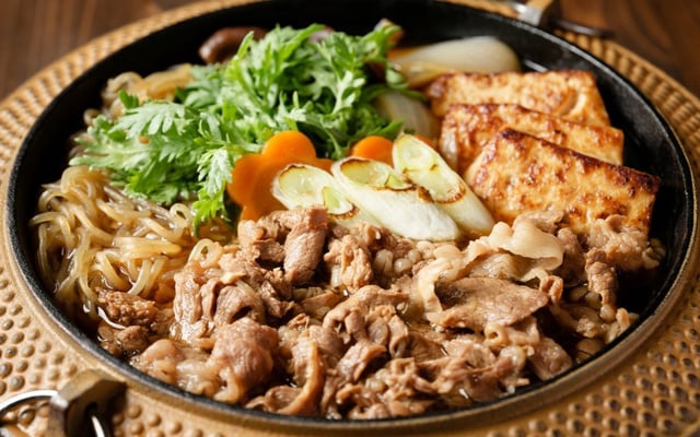 Sukiyaki com carne, legumes, tofu, entre outros com molho