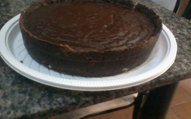 Chocotorta de maracujá com calda de chocolate