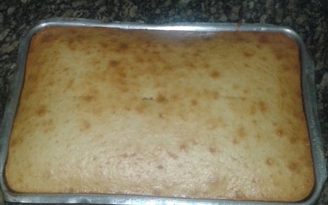 Bolo com gelatina de abacaxi