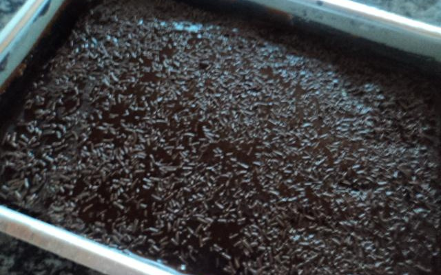 Bolo de chocolate e calda de chocolate