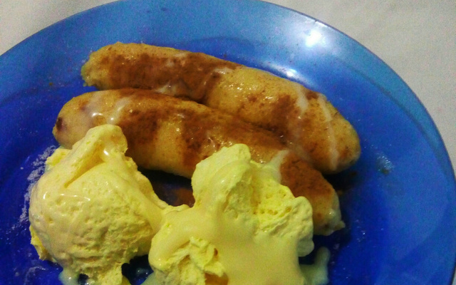 Banana assada com sorvete e canela