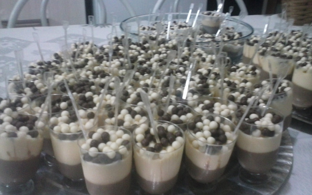 Tacinha de mousse de chocolate e maracujá