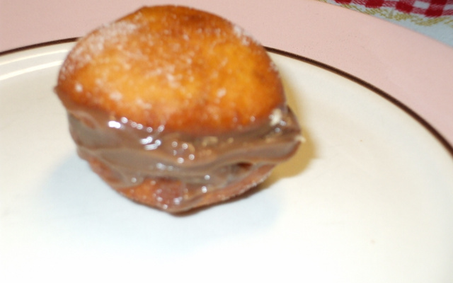 Bolinho de chuva com recheio de chocolate