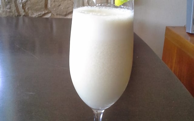 Suco de inhame com limão em fatia na borda da taça