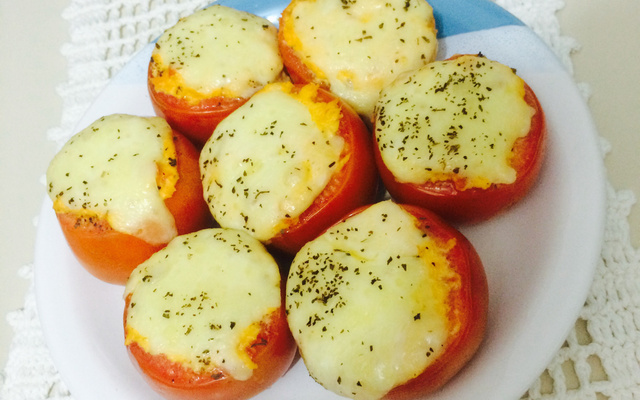 Tomate recheado de frango com requeijão