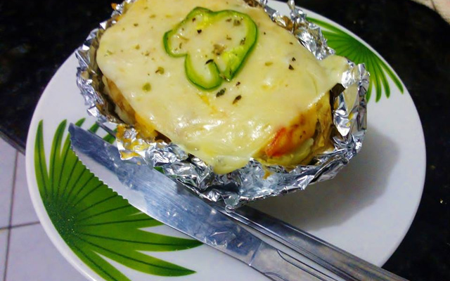 Batata recheada com linguiça caipira