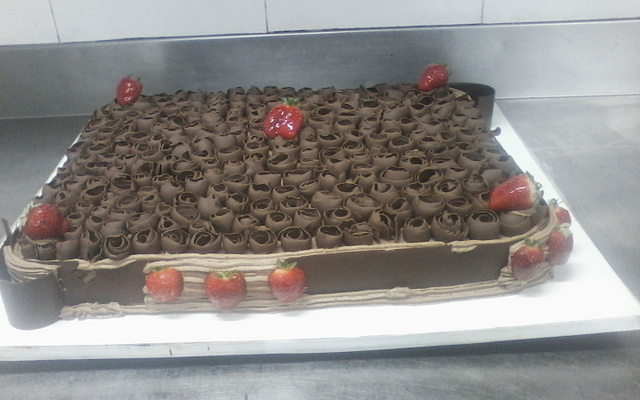 Bolo trufado de morango