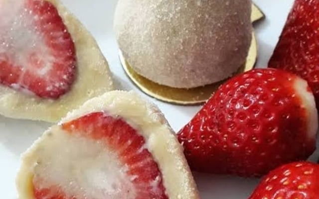 Coxinha de leite ninho com morango