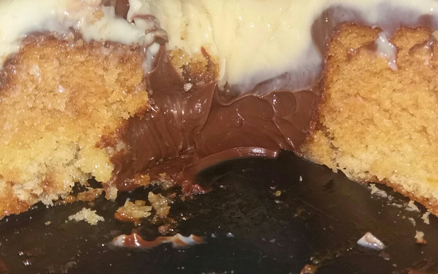 Bolo vulcão leite em pó com creme de avelã