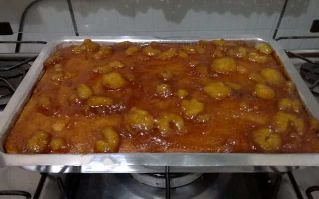 Bolo caramelizado de banana