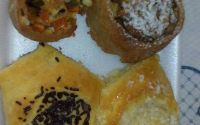 Pão doce recheado com ricota e uvas passas