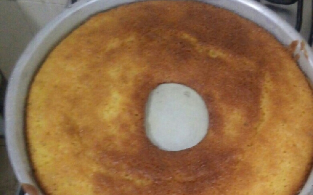 Bolo de fubá com erva doce feito a mão