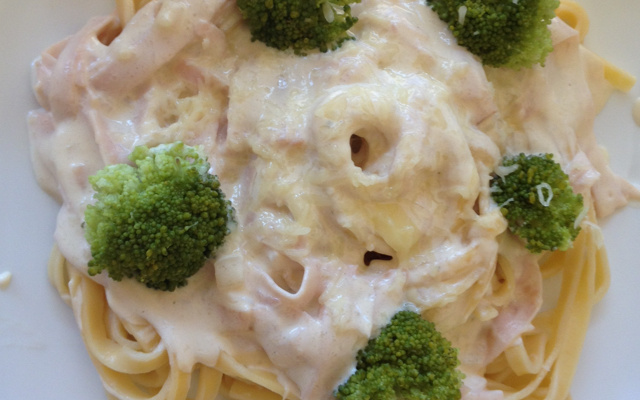 Macarrão ao molho branco com peito de peru