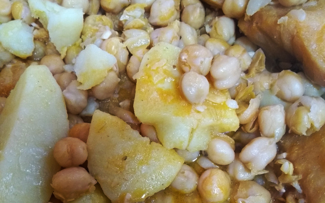 Bacalhau com grão-de-bico ensopado