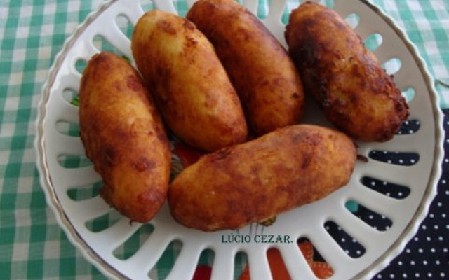 Bolinho de aipim com queijo e recheado