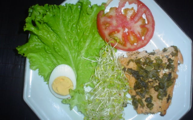 Salmão de forno com alcaparras