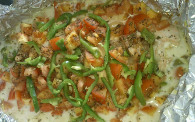 Salmão assado com leite de coco e legumes