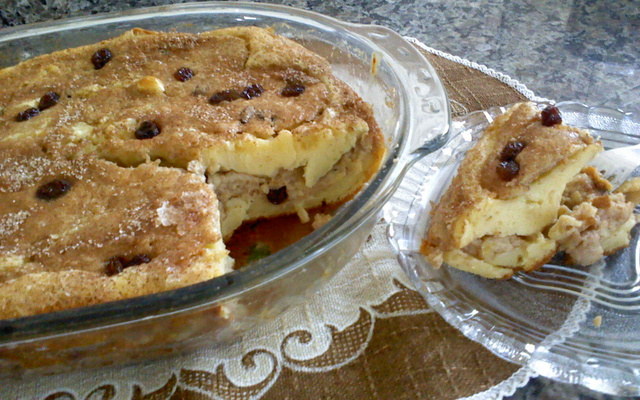 Torta de banana, passas e canela