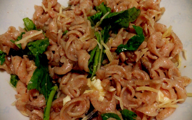 Macarrão integral com rúcula e berinjela