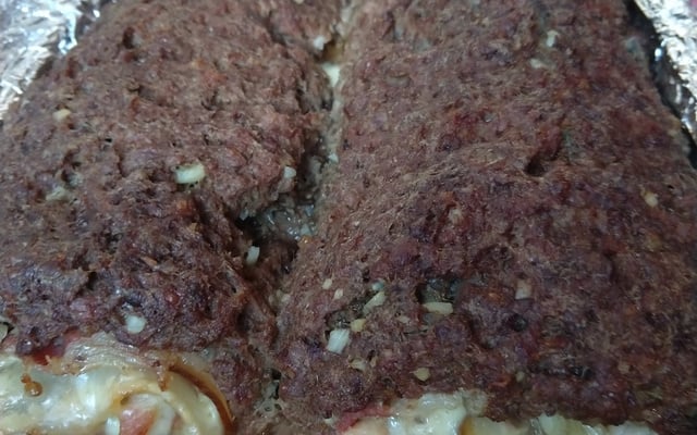Rocambole de carne moída com bacon