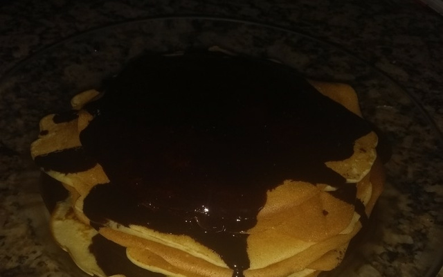 Panqueca americana com calda de chocolate