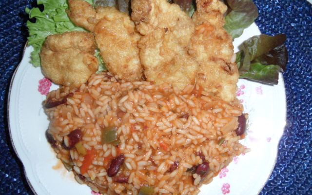 Arroz malandro de feijão com isca de peixe