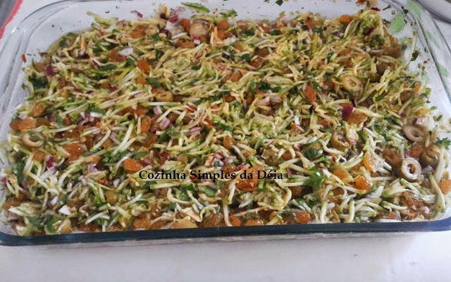 Escache de abobrinhas e uvas passas