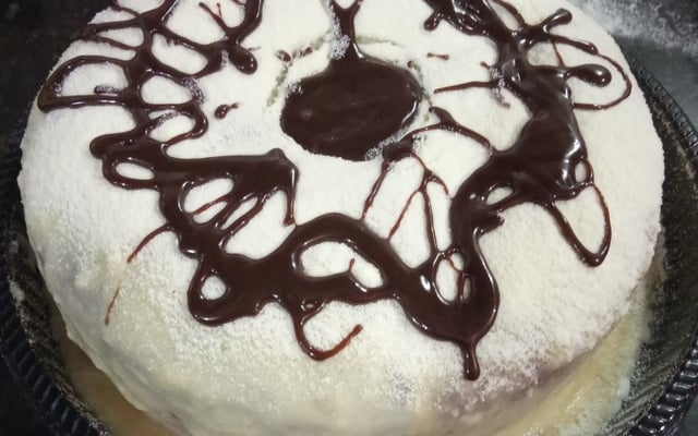 Bolo vulcão de leite em pó com creme de avelã