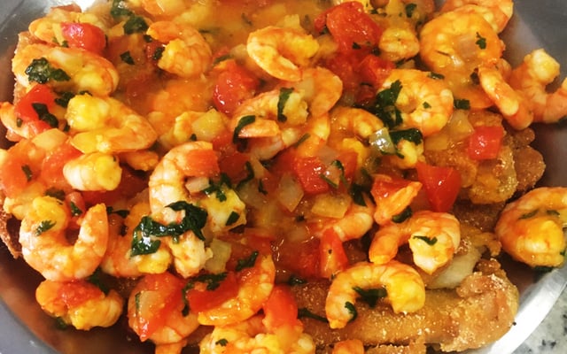 Filé de peixe ao molho e camarão