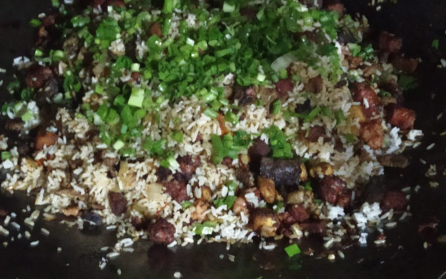 Arroz carreteiro no disco de arado