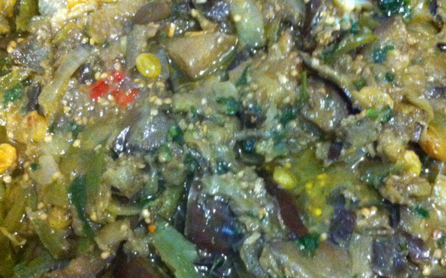 Berinjela ao forno com uva passa