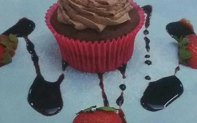 Cupcakes de chocolate com morango