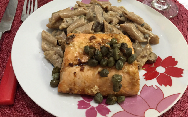 Salmão ao molho de alcaparras
