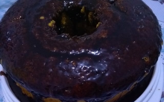 Bolo de cenoura com cobertura de caramelo