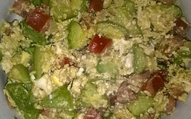 Mexidinho de abobrinha com calabresa fininha e ovos