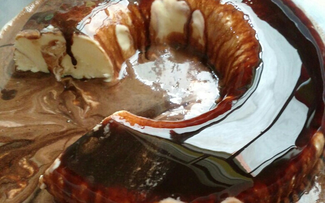 Pudim de sorvete com calda quente