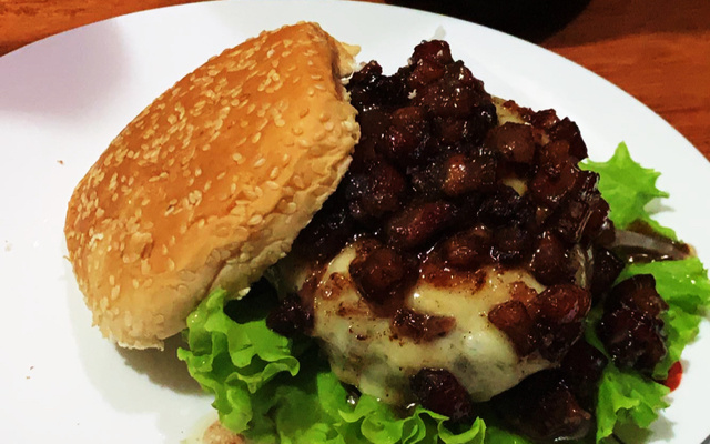 Hambúrguer com geleia de bacon