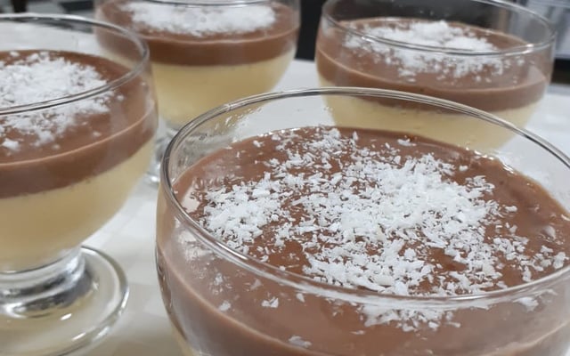 Mousse de maracujá com chocolate em taças
