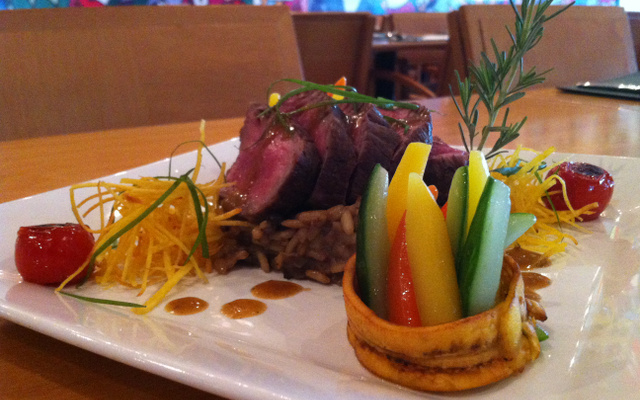 Tornedor de filet mignon com molho Marsala com vegetais e risoto de funghi