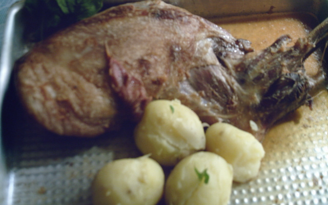 Pernil de ovelha com batata doré