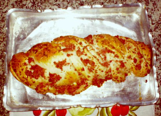 Pão trançado de bacon e calabresa