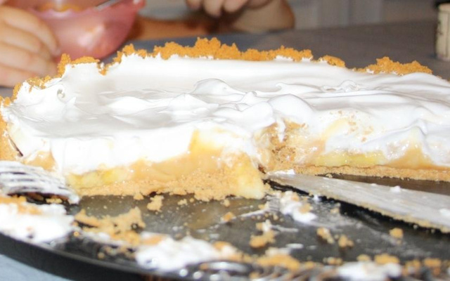 Torta de banana com doce de leite