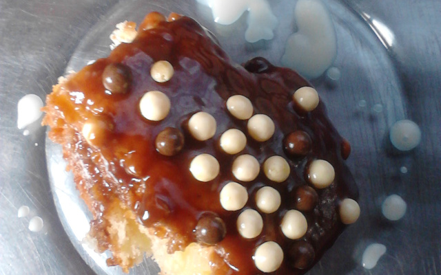 Bolo molhadinho com leite de coco e calda de brigadeiro