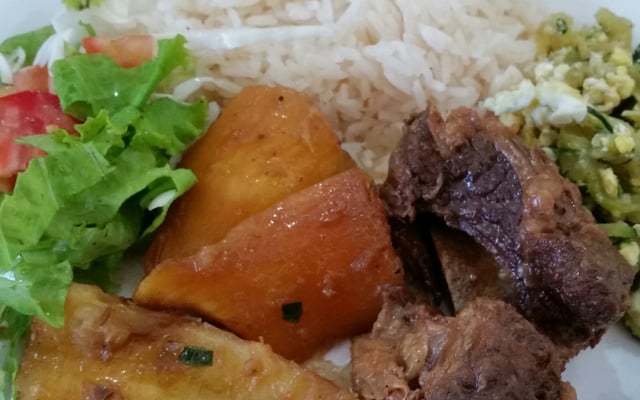 Costela com mandioca na cerveja