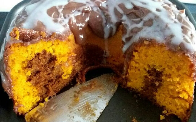 Bolo de cenoura mesclado com chocolate de liquidificador